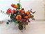Um Pequenino Vaso com Flores Variadas - Imagem 2