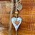 Trio de corações de madeira 13cm branco com detalhes corações de cerâmica natural - Imagem 3