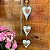Trio de corações de madeira 13cm branco com detalhes corações de cerâmica natural - Imagem 1