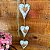 Trio de corações de madeira 13cm branco com detalhes corações de cerâmica natural - Imagem 4
