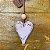 Coração pingente de madeira branco patinado, 13cm, modelo bicudo - Imagem 3