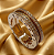 Anel de Ouro Amarelo 18k. Modelo Tipo Bvlgari Com Diamantes Naturais e 7mm de largura - Imagem 2