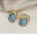 Brinco PILAR boton azul turquesa com detalhes folheada a ouro - Imagem 1
