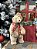 Urso natural com cachecol vermelho - Imagem 1