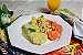 FIT03 - Iscas de frango grelhado com orégano, purê de batata doce, couve-flor na mostarda e cenoura refogada - Imagem 1