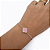 PULSEIRA DE PRATA COM 1 TREVO DE 4 FOLHAS E AS BORDAS CRAVEJADAS. COR ROSA - Imagem 2