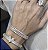 BRACELETE DOURADO COM A METADE CRAVEJADA E A LETRA ¨V¨ - Imagem 3