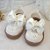 Sapatinho Confort Boneca com Laço - cor Off-White - Tamanho 19 - calça de 8 a 10 meses aproximadamente - Imagem 1