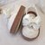 Sapatinho Confort Boneca com Laço - cor Off-White - Tamanho 19 - calça de 8 a 10 meses aproximadamente - Imagem 3