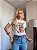 TSHIRT NO ALGODÃO GOLA NA RIBANA BOTAS FLORES PEDRARIA  - BRANCA - Imagem 3