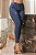 Calça jeans feminina skinny azul com puídos e empina bumbum - Imagem 2