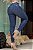 Calça jeans feminina skinny azul rasgada com cordão no cós - Imagem 4