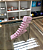 Enfeite de Dinossauro 3D Rosa - Imagem 2