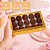 10 CAIXA LAMINADA C/ VISOR (15 DOCES)  4x20x12 cm OURO 4674 (IDEIA) LAMINADAS - Imagem 2