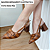SCARPIN SALTO BAIXO FINO COURO CARAMELO MARROM CONFORTAVEL - Imagem 7