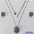 CONJUNTO NO BRUTO PRONTO PARA O BANHO(TTUU)(CX01) COM CORRENTE VENEZIANA 45CM - PINGENTE COM ZIRCÔNIA LILÁS E BASE CRAVEJADA COM MICRO ZIRCÔNIAS COLORIDAS E BRINCOS DE PINO COM ZIRCÔNIA - COMPOSIÇÃO: LATÃO E ZIRCÔNIA - PESO TOTAL 10,4GR - BRU11209 - Imagem 1