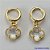 BRINCO FOLHEADO A OURO - BANHADO COM 5 MILÉSIMOS + VERNIZ DIAMOND - (BA989D) BRINCO ARGOLINHA DE PRESSÃO COM TREVO TIPO VAN CLEFF EM VIDRO CRISTAL 10MM - OURO058 - Imagem 1