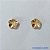 BRINCO FOLHEADO A OURO - BANHADO COM 5 MILÉSIMOS + VERNIZ DIAMOND - (BR1488ZD) BRINCO DE PINO TREVO TEXTURA ORGÂNICA 6MM - OURO171 - Imagem 1