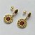 BRINCO FOLHEADO A OURO - BANHADO COM 5 MILÉSIMOS + VERNIZ DIAMOND -  BRINCO DE PINO COM BASE E PINGENTE CRAVEJADOS COM MICROS ZIRCÔNIAS CRISTAIS E VERMELHAS 14X29MM - OURO230 - Imagem 2