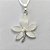 CONJUNTO FOLHEADO A PRATA COM 50 MILÉSIMOS + VERNIZ DIAMOND - CONJUNTO COM CORRENTE VENEZIANA 45CM - BRINCOS DE PINO E PINGENTES EM FLORES ESMALTADAS BRANCA 21X23MM - PRA113 - Imagem 2
