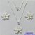 CONJUNTO FOLHEADO A PRATA COM 50 MILÉSIMOS + VERNIZ DIAMOND - CONJUNTO COM CORRENTE VENEZIANA 45CM - BRINCOS DE PINO E PINGENTES EM FLORES ESMALTADAS BRANCA 21X23MM - PRA113 - Imagem 1