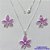 CONJUNTO FOLHEADO A PRATA COM 50 MILÉSIMOS + VERNIZ DIAMOND - CONJUNTO COM CORRENTE VENEZIANA 45CM - BRINCOS DE PINO E PINGENTES EM FLORES ESMALTADAS LILÁS 21X23MM - PRA114 - Imagem 1