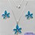 CONJUNTO FOLHEADO A PRATA COM 50 MILÉSIMOS + VERNIZ DIAMOND - CONJUNTO COM CORRENTE VENEZIANA 45CM - BRINCOS DE PINO E PINGENTES EM FLORES ESMALTADAS AZUL 21X23MM - PRA116 - Imagem 1