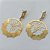BRINCO FOLHEADO A OURO - BANHADO COM 5 MILÉSIMOS + VERNIZ DIAMOND - BRINCO DE PINO REDONDO VAZADO COM FLORES E BORBOLETA 43MM - OURO281 - Imagem 2