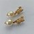 BRINCO FOLHEADO A OURO - BANHADO COM 5 MILÉSIMOS + VERNIZ DIAMOND - BRINCO DE PINO COM BASE COM DETALHES VAZADOS E PÉROLA 11MM - OURO287 - Imagem 2