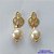 BRINCO FOLHEADO A OURO - BANHADO COM 5 MILÉSIMOS + VERNIZ DIAMOND - BRINCO DE PINO COM BASE COM DETALHES VAZADOS E PÉROLA 11MM - OURO287 - Imagem 1