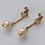 BRINCO FOLHEADO A OURO - BANHADO COM 5 MILÉSIMOS + VERNIZ DIAMOND -  BRINCO DE PINO BASE DESENHADA E PÉROLA 48MM - OURO316 - Imagem 2