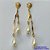 BRINCO FOLHEADO A OURO - BANHADO COM 5 MILÉSIMOS + VERNIZ DIAMOND - BRINCO DE PINO BASE DESENHADA E PÉROLAS 7MM - OURO337 - Imagem 1