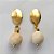 BRINCO FOLHEADO A OURO - BANHADO COM 5 MILÉSIMOS + VERNIZ DIAMOND - BRINCO DE PINO BASE OVAL E PEDRA HOWLITA REDONDA BRANCA 30MM - OURO364 - Imagem 1