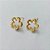 BRINCO FOLHEADO A OURO - BANHADO COM 5 MILÉSIMOS + VERNIZ DIAMOND - (CRIS) BRINCO DE PINO FLOR VAZADA 11MM - OURO479 - Imagem 2