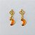BRINCO FOLHEADO A OURO - BANHADO COM 5 MILÉSIMOS + VERNIZ DIAMOND - BRINCO DE PINO COM BASE VAZADA E LUA EM RESINA ACRÍLICA LARANJA 26MM OURO1284 - Imagem 1