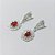 BRINCO FOLHEADO A PRATA COM 50 MILÉSIMOS + VERNIZ DIAMOND - BRINCO DE PINO BASE FOLHA VAZADA E PINGENTE FLOR COM ZIRCÔNIA VERMELHA 36MM - PRA952 - Imagem 2