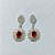 BRINCO FOLHEADO A PRATA COM 50 MILÉSIMOS + VERNIZ DIAMOND - BRINCO DE PINO BASE FOLHA VAZADA E PINGENTE FLOR COM ZIRCÔNIA VERMELHA 36MM - PRA952 - Imagem 1