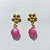 BRINCO FOLHEADO A OURO - BANHADO COM 5 MILÉSIMOS + VERNIZ DIAMOND - BRINCO DE PINO BASE FLOR E PINGENTE EM ACRÍLICO ROSA 25MM - OURO1312 - Imagem 1