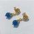 BRINCO FOLHEADO A OURO - BANHADO COM 5 MILÉSIMOS + VERNIZ DIAMOND - BRINCO DE PINO BASE FOLHA E PINGENTE EM ACRÍLICO AZUL 29MM - OURO1317 - Imagem 2