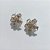 BRINCO FOLHEADO A PRATA COM 50 MILÉSIMOS + VERNIZ DIAMOND - BRINCO DE PINO FLOR COM ZIRCÔNIAS ROSAS E CRISTAL 26MM - PRA986 - Imagem 2