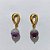 BRINCO FOLHEADO A OURO - BANHADO COM 5 MILÉSIMOS + VERNIZ DIAMOND - BRINCO BASE GOTA VAZADA E PEDRA REDONDA NATURAL LILÁS 10MM - OURO1224 - Imagem 1