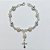 PULSEIRA FOLHEADA A PRATA COM 50 MILÉSIMOS + VERNIZ DIAMOND - PULSEIRA COM ESFERAS E PÉROLAS E CRUCIFIXO- TAMANHO: 19CM - PRA1014 - Imagem 1
