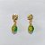 BRINCO FOLHEADO A OURO - BANHADO COM 5 MILÉSIMOS + VERNIZ DIAMOND - BRINCO DE PINO BASE REDONDA E PEDRA NATURAL VERDE E AMARELA 8MM - OURO1363 - Imagem 1