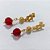 BRINCO FOLHEADO A OURO - BANHADO COM 5 MILÉSIMOS + VERNIZ DIAMOND - BRINCO DE PINO BASE FLOR COM ESFERA  E PEDRAS SINTÉTICAS VERMELHA 12MM - OURO1383 - Imagem 2