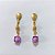 BRINCO FOLHEADO A OURO - BANHADO COM 5 MILÉSIMOS + VERNIZ DIAMOND - BRINCO DE PINO BASE OVAL E ESFERA E PEDRA ACRÍLICA ROXA 9MM - OURO1436 - Imagem 1