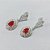 BRINCO FOLHEADO A PRATA COM 50 MILÉSIMOS + VERNIZ DIAMOND - BRINCO DE PINO BASE FOLHA E FLOR COM ZIRCÔNIA VERMELHA 18MM - PRA1185 - Imagem 2