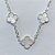 GARGANTILHA FOLHEADA A PRATA COM 50 MILÉSIMOS + VERNIZ DIAMOND - 50CM COM TREVOS TIPO VAN CLEEF MADRE PÉROLA 15MM - PRA1205 - Imagem 2