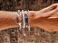 Kit de Pulseiras Brancas com Plaquinha Good Vibes - Imagem 2
