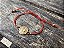 Pulseira São Bento Dourado no Fiozinho Vermelho - Imagem 3