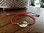 Pulseira Medalha Âncora Dourada no Fiozinho Vermelho - Imagem 2